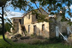 Casolare con vista su gran sasso e adriatico