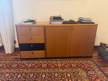 Elegante credenza vintage in legno