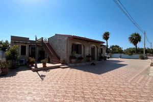 Noto - Villa indipendente con terreno c.da San Lor