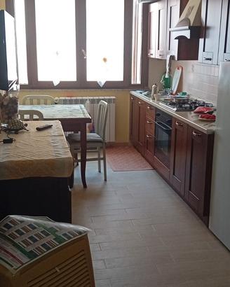 Stanza con letto matrimoniale grande già arredata