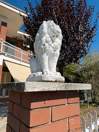 Leoni per pilastro