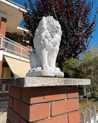 Leoni per pilastro