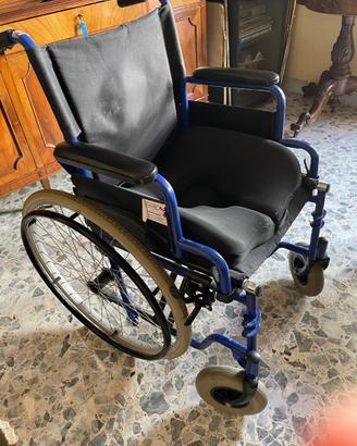 Sedia a rotelle con cuscino anti decubito
