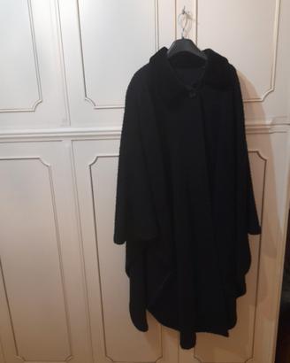 Mantella nera fatta a cappotto 