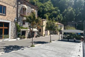 Locale commerciale doppio ingresso