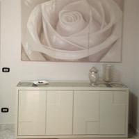 Madia stilizzata in legno laccato lucido