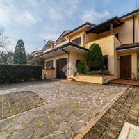 VILLA A SCHIERA D'ANGOLO A CARPI