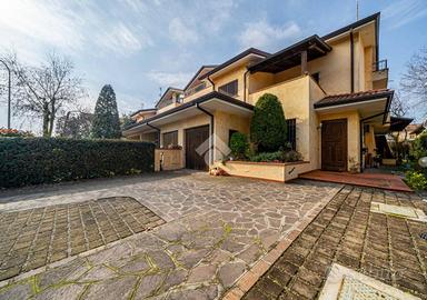 VILLA A SCHIERA D'ANGOLO A CARPI