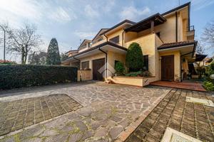 VILLA A SCHIERA D'ANGOLO A CARPI
