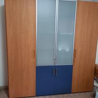Armadio con vetrina centrale legno e blu