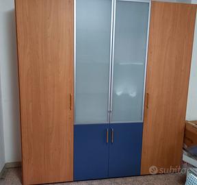 Armadio con vetrina centrale legno e blu
