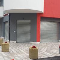 Stupendo locale commerciale con 4 serrande