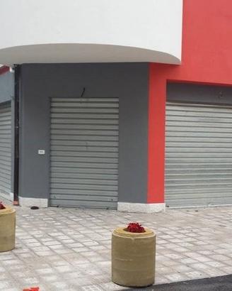Stupendo locale commerciale con 4 serrande