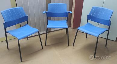 Tre sedie metalle e platica