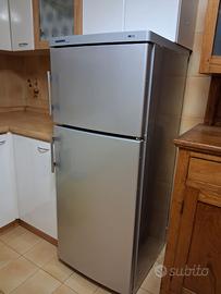 Frigorifero con zona congelatore