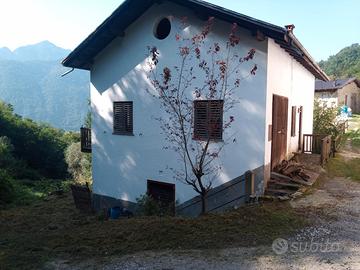 Casa indipendente con terreno circostante