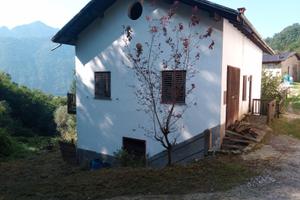 Casa indipendente con terreno circostante