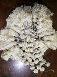 Stock di grosse nappe e roselle da tappezzeria