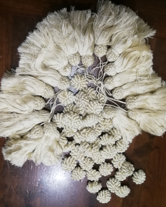 Stock di grosse nappe e roselle da tappezzeria