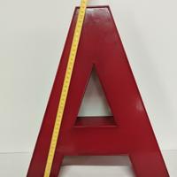 Lettera A scatolata vintage proveniente da insegna