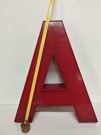 Lettera A scatolata vintage proveniente da insegna