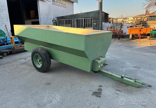 Rimorchietto da uva con coclea sottostante