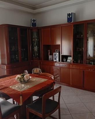 Soggiorno con tavolo e sedie