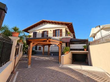 VILLA A SCHIERA A PARETE