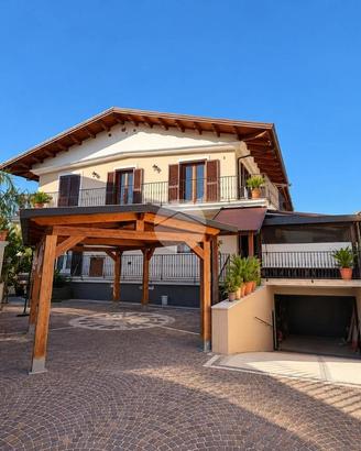 VILLA A SCHIERA A PARETE