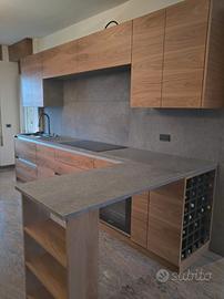 Cucina in legno di olmo e gres porcellanato