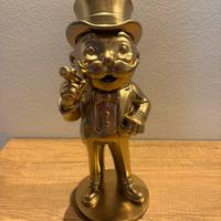 Statuetta di Mr. Monopoly con in mano un sigaro
