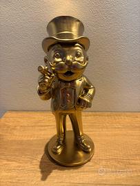Statuetta di Mr. Monopoly con in mano un sigaro