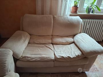 Due divani in microfibra beige