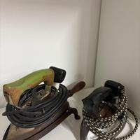 Ferri da stiro vintage con supporto