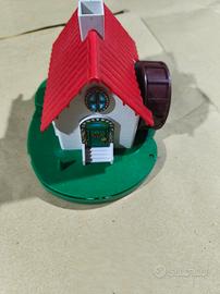 Casa del mulino bianco con tanti accessori dentro 