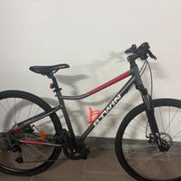 Mountain bike completa di casco e accessori