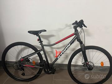 Mountain bike completa di casco e accessori