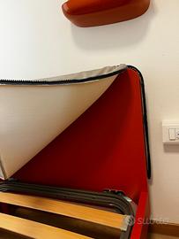 Letto nidi color papaya e testiera grigia