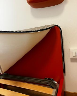 Letto nidi color papaya e testiera grigia