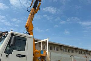 autocarro con gru fl7 volvo