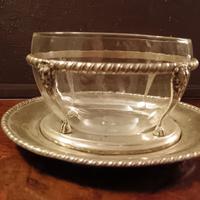 Una coppa salsiera in argento antico e vetro soffi