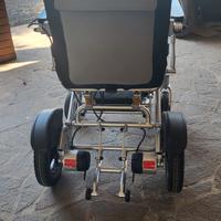 carrozzina elettrica  per in. con batteria ricar
