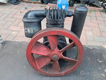 Gruppo pompante per compressore