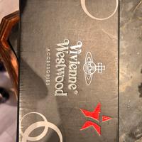 Accendino simile in tutto vivienn westwo