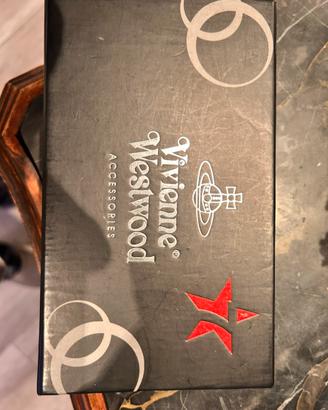 Accendino simile in tutto vivienn westwo