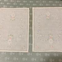 Centrini ricamati in lino