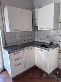 Cucina con piano angolare inox pezzo unico