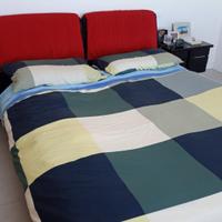 Letto imbottito e comò in legno nero laccato