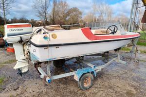 Scafo 4 metri con motore e carrello