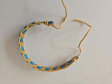 Bracciale intrecciato giallo e azzurro regolabile